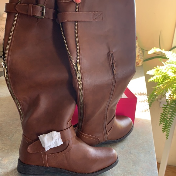 ShoeDazzle brand boots - Picture 3 of 6